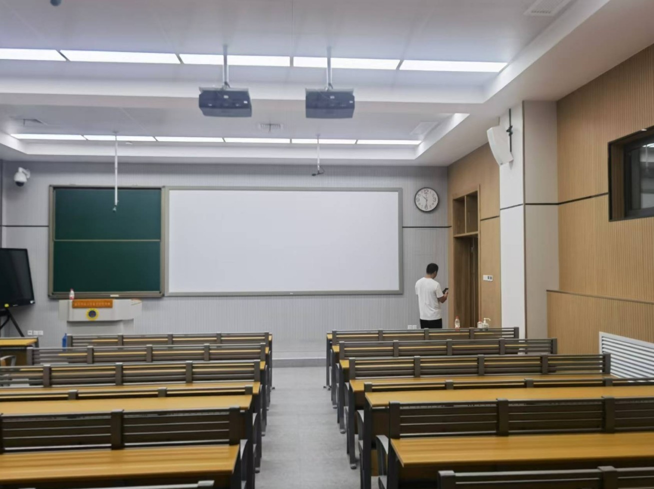 Latest company Cases about hệ thống đa phương tiện trong lớp học đại học
